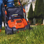 La mejor opción de cortadora de césped para patios pequeños