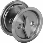 La mejor opción de cerradura de puerta de bolsillo: Kwikset 335 Cerradura de puerta de bolsillo redonda para cama / baño