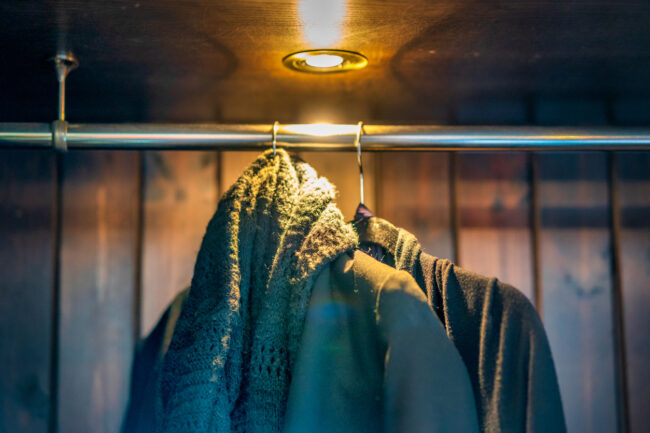 La mejor iluminación de armario para iluminar sus abrigos y ropa