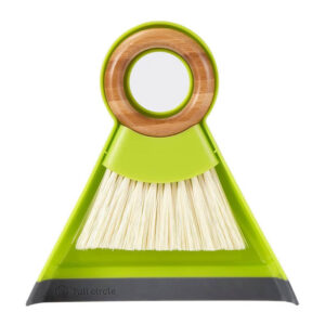 La mejor opción de escoba para pisos de madera: Juego de mini cepillo y recogedor Full Circle Tiny Team