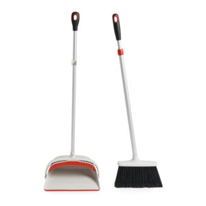 La mejor opción de escoba para pisos de madera: Juego de barrido vertical grande OXO
